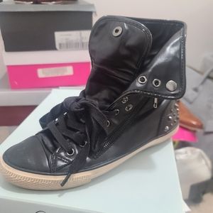Casual sneakers